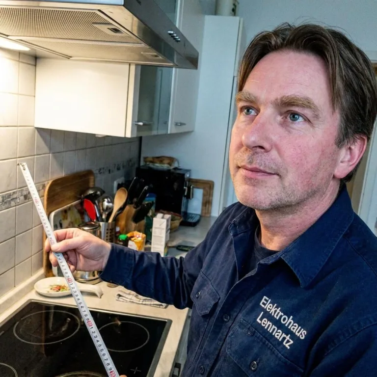 Techniker misst Abstände in einer Küchensituation in Mösle